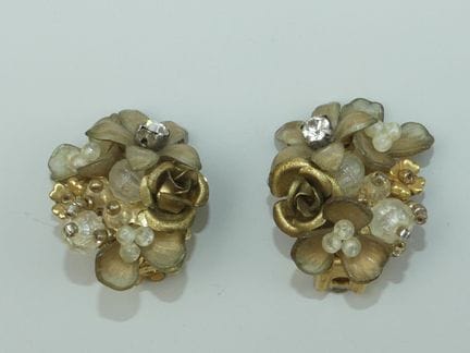COLLEEN TOLAND. Ein Paar Vintage-Ohrringe mit Blum