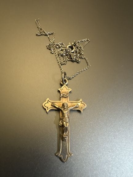 Kette und Kreuzanhänger aus 800er Silber. Maße des