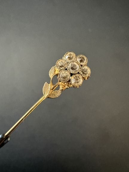19. Jahrhundert. Zierliche Reversnadel aus 750°/°°