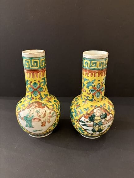 China. Par de pequeños jarrones antiguos de esmalt