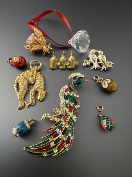 Modeschmuck-Set bestehend aus 6 Anhängern und 4 Br
