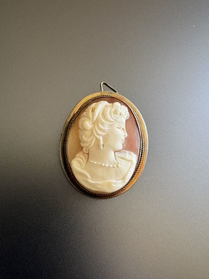Anhänger aus 800er Silber mit Muschel-Kamee. Maße: