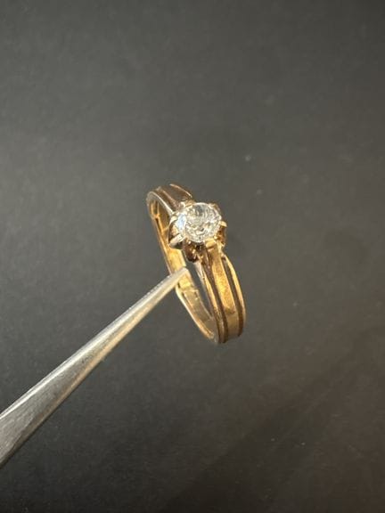 XIXe siècle. Bague solitaire en or 750°/°°, montur