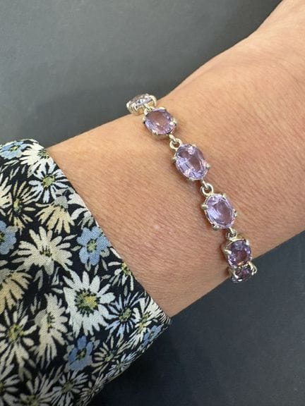 Armband aus Silber und Amethysten. Länge: 19 cm. B