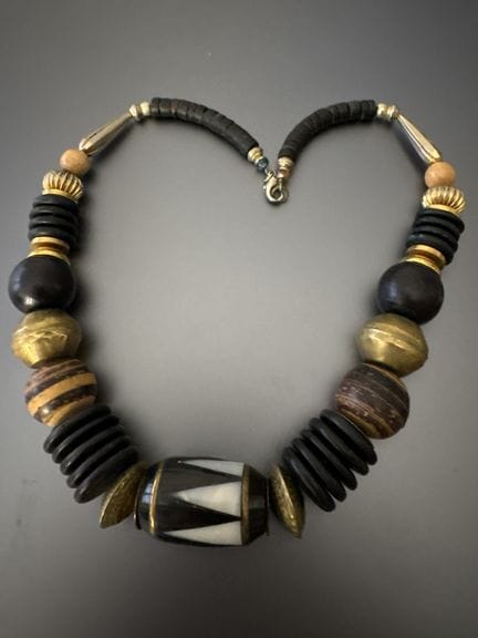 Ethnische Halskette im Plastron-Stil aus Messing, 