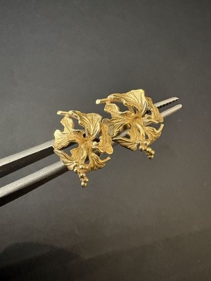 Paire de boucles d’oreilles en or 750°/°° représen