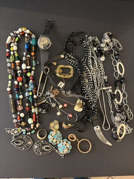Lot von Modeschmuck aus Metall und verschiedenen M