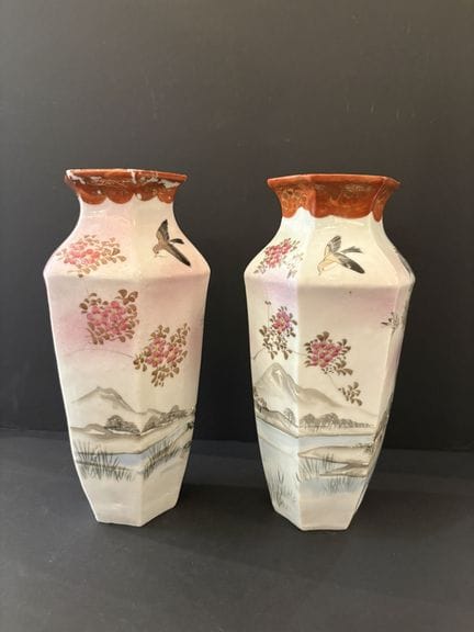 Japón. Par de jarrones de forma hexagonal pintados