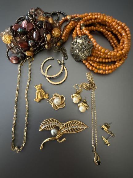 Ein Set aus Modeschmuck aus Metall und anderen Mat