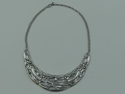 ELIOT. Collar de metal plateado con un amplio moti