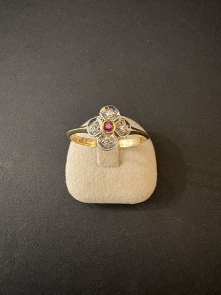 Bague en or 750°/°° motif de trèfle sertie de quat