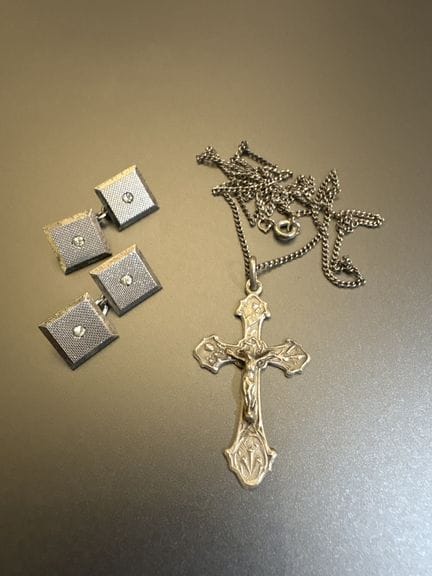 Chaîne, croix et paire de boutons de manchettes en