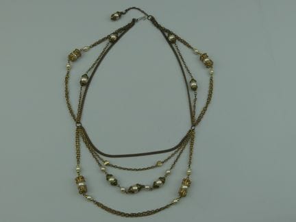 CHANEL (al estilo de). Collar largo de metal dorad