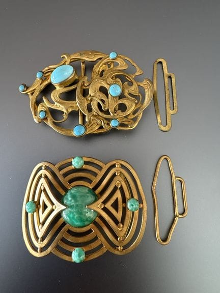 JUGENDSTIL – ART DÉCO. Zwei Gürtelschnallen aus ve