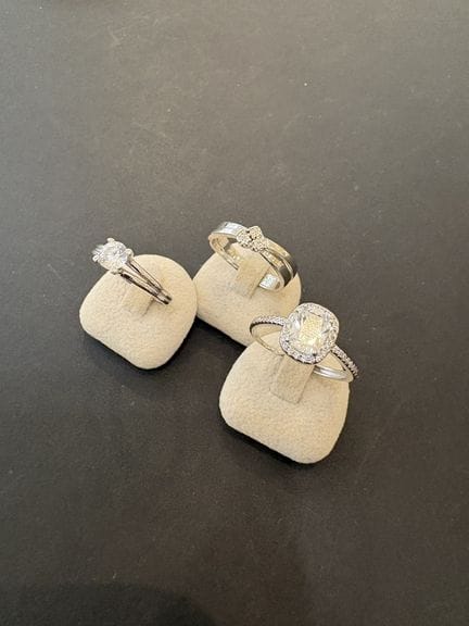 Trois bagues en argent 925°/°° et pierres. Tailles