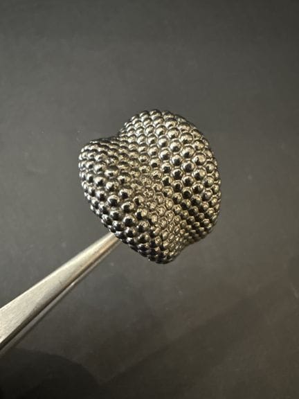 Gewölbter Ring mit Granitoptik aus geschwärztem 92