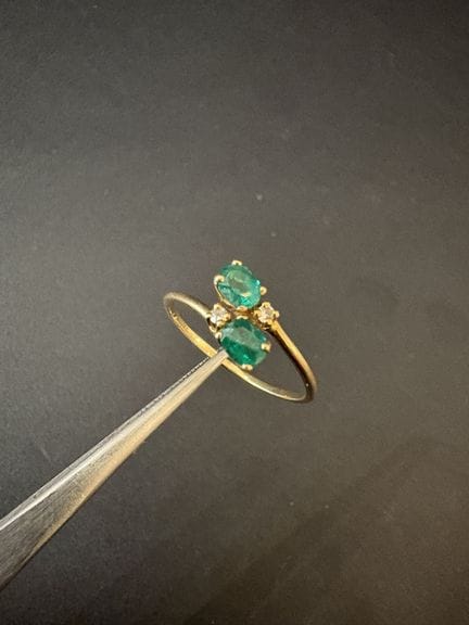 Bague fil en or 750°/°° croisés, sertie de deux ém