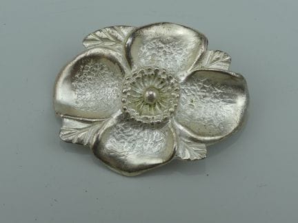 KENZO Paris. Blumenbrosche aus versilbertem Metall