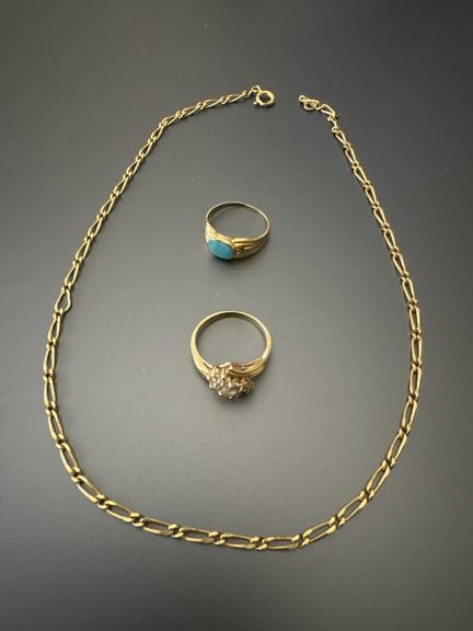 Kette und zwei Ringe, vergoldet und Sonstiges. Grö