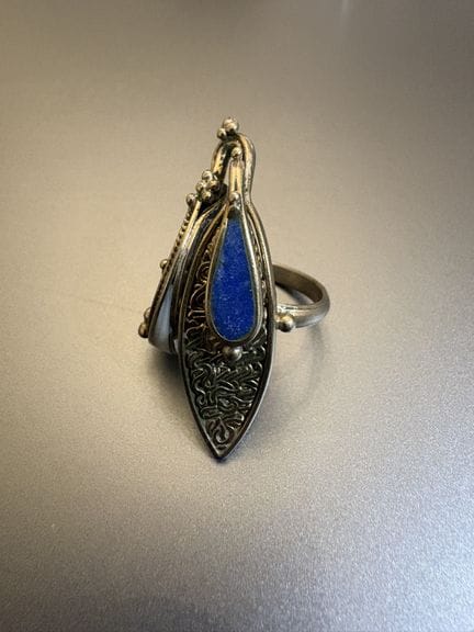 Bague métal argenté, lapis-lazuli et nacre. Le mot