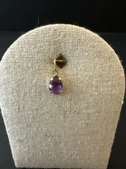 Anhänger aus 750er Gold mit einem birnenförmig ges