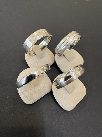 Quatre bagues en argent 925°/°°. Tailles : 69-62-6