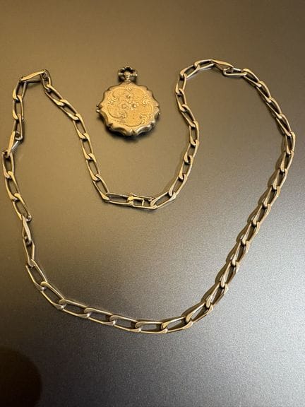 Halskette und Anhänger als Andenken aus Silber, Mi