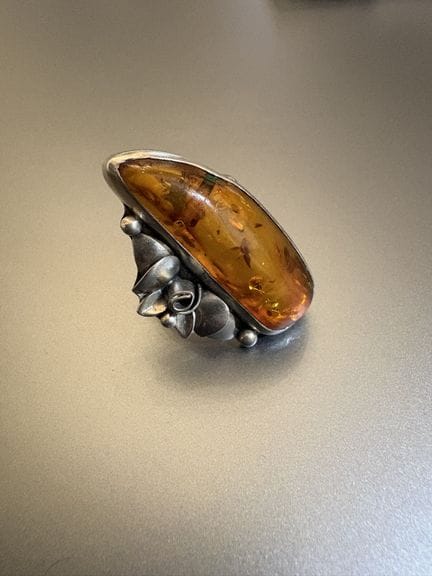 Bague en argent 800°/°° et ambre. Dimensions motif