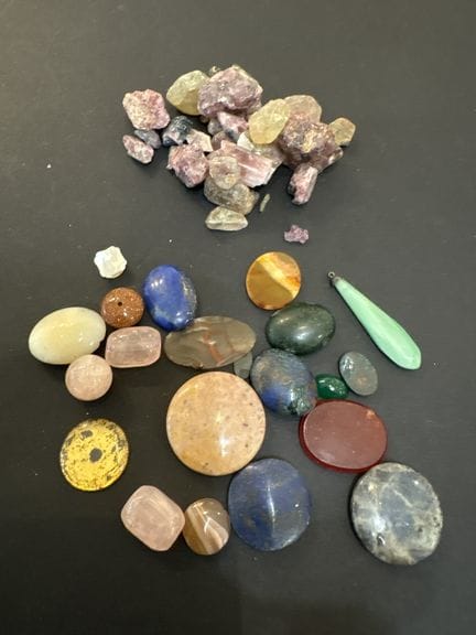 Eine Sammlung von Halbedelsteinen, Hartsteinen und