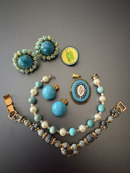 Set mit Modeschmuck aus Metall, Glas und verschied