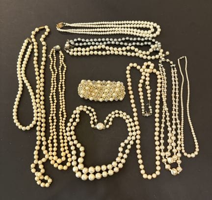 Set aus Halsketten und einem Armband aus Modeschmu