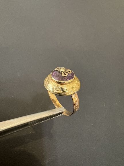 Bague en or jaune 750°/°° et verre 1,7 cm. Le moti