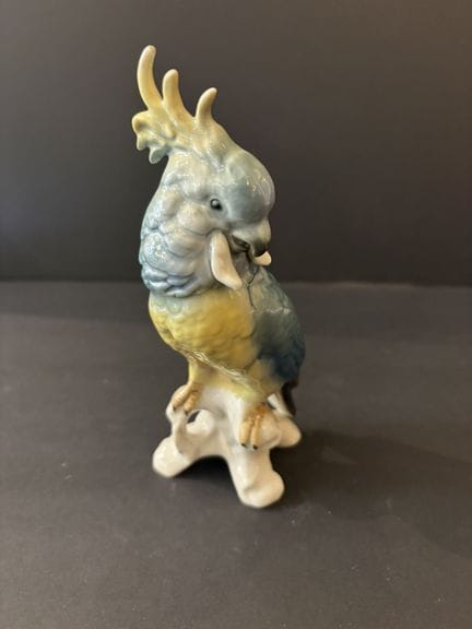 KARL ENS (Alemania). Cacatúa de porcelana policrom