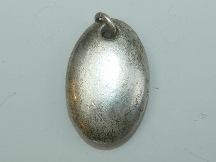 Marc LABAT. Colgante ovalado de bronce plateado. F