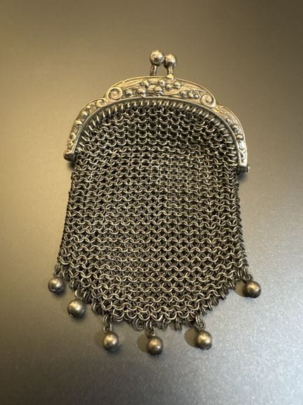 Bourse en argent 800°/°° . Poids brut : 40 g.
