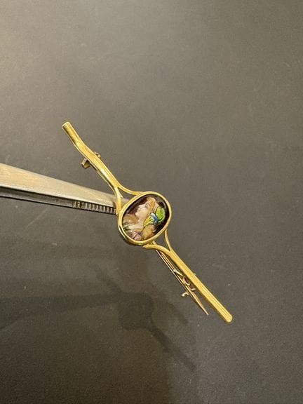 Brosche aus 750er Gelbgold und Miniatur auf Porzel