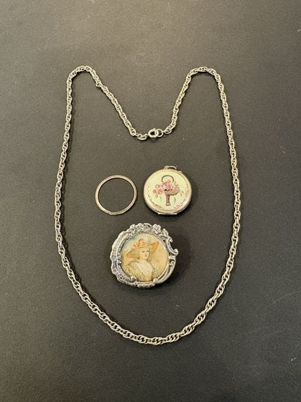 Kette, Brosche und Anhänger aus Silber, mind. 800°