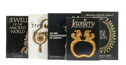 Tessa MURDOCH. Treasures and Trinkets. Jewelry in 