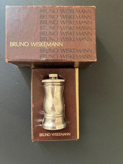 BRUNO WISKEMANN
Salero de mesa de metal plateado, 