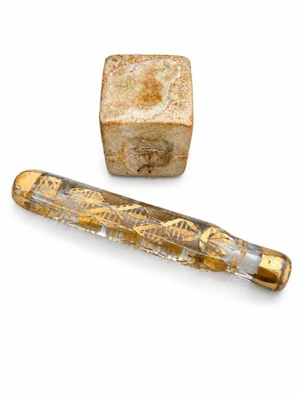 Conjunto de dos objetos decorativos 
- Frasco de c