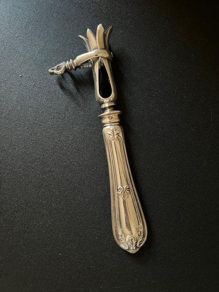 PINZA PARA MUÑON DE CARNE 
Decoración «Rocaille» c