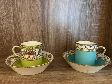 *DOS TAZAS
Dos tazas y sus platillos de porcelana
