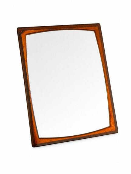 Espejo
De forma rectangular, fabricado en resina, 