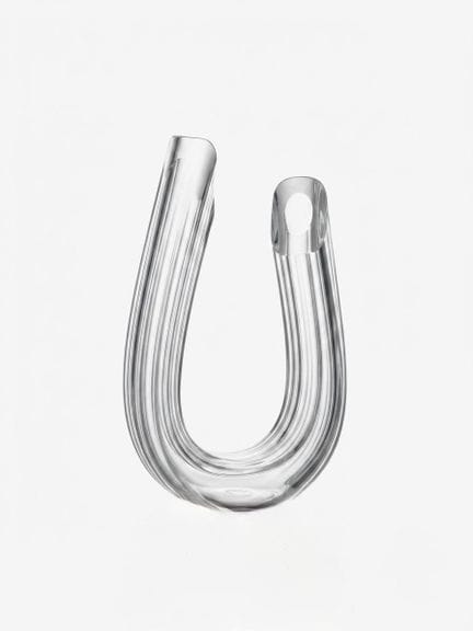 *JARRÓN de cristal con forma de «U».
Dimensiones: 
