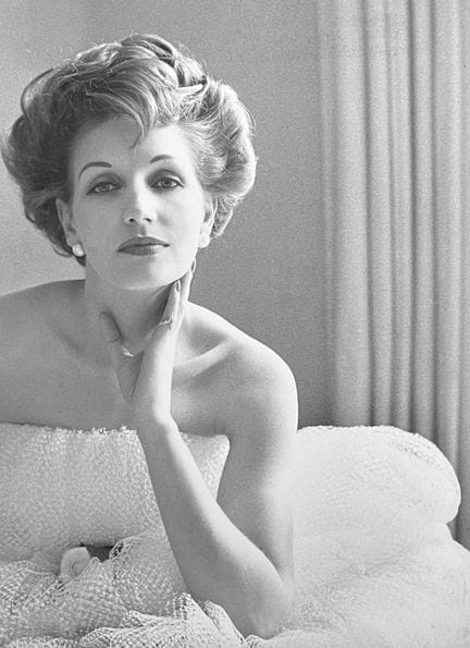 HUBERT DE GIVENCHY
Mannequin (Denise Sarraut), 195