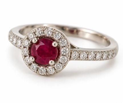 BAGUE OR, RUBIS ET DIAMANTS
Bague en or, ornée au 