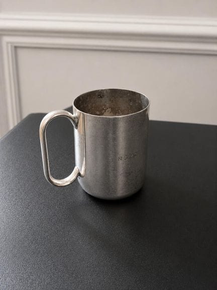 TAZA DE CHOCOLATE
De metal plateado
Con la referen