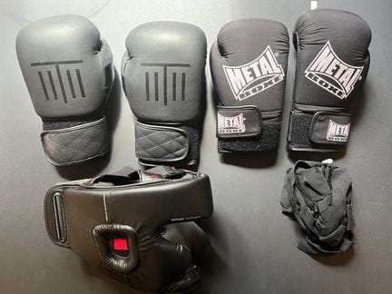 *BOXEO. Equipo de boxeo: 
- 2 pares de guantes de 