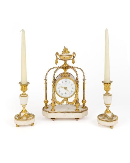 GARNITURE DE CHEMINEE STYLE LOUIS XVI  
En marbre 