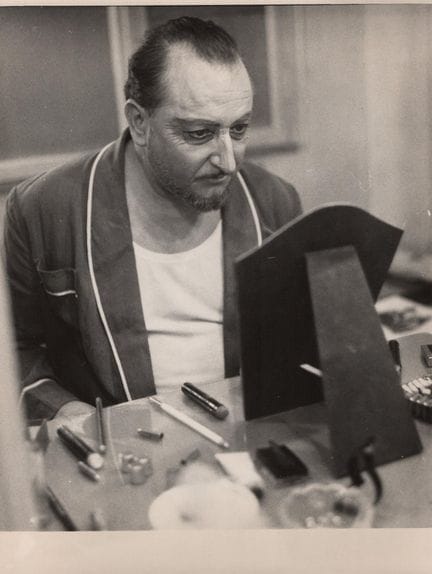 PIERRE BRASSEUR 
Bei der Maske, 1950er Jahre. 
Fot